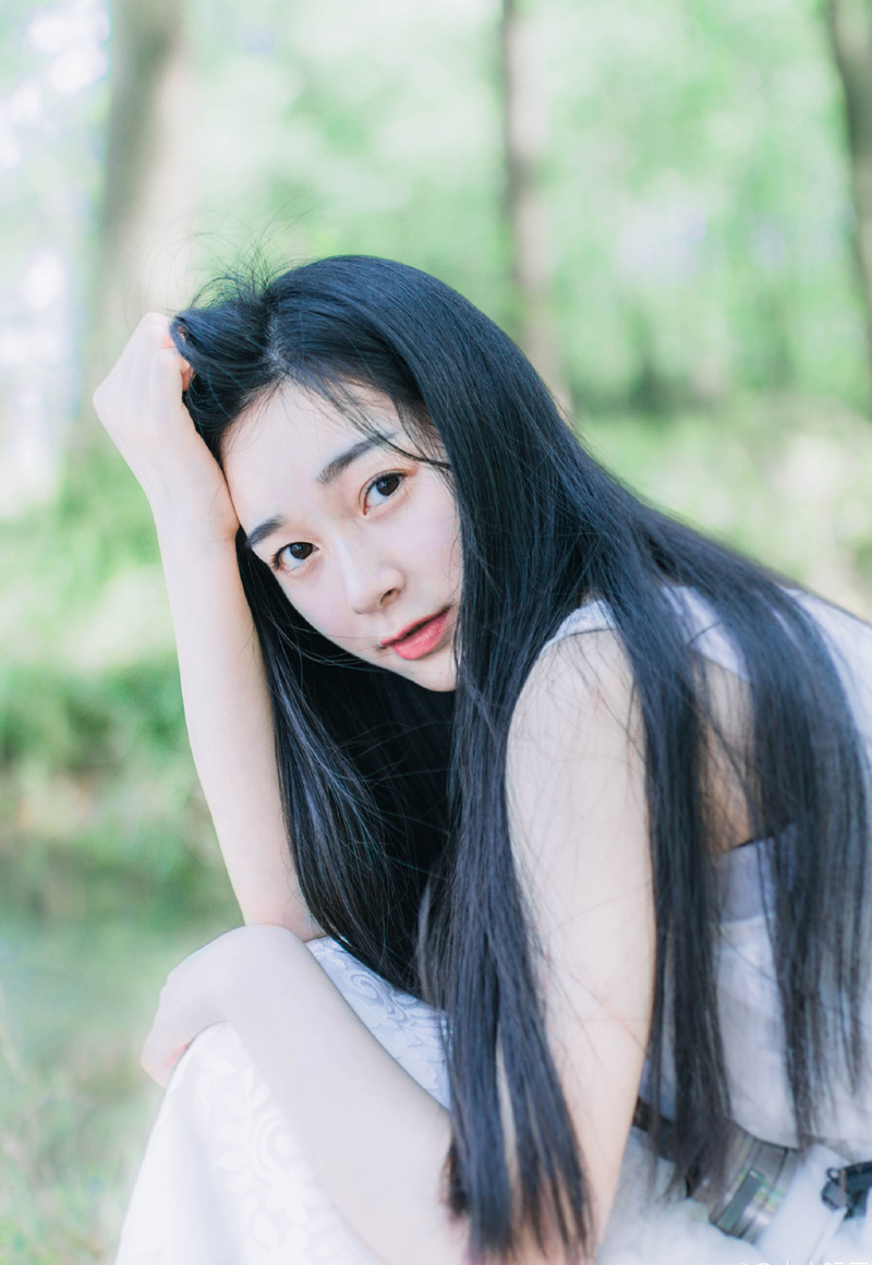 “等等，他不能走！我等……”众人一看刘璋就这么被人带走了，而且丝毫没有在意他们的意思，这怎么行，一名士族带着家丁想要阻拦刘璋车架。